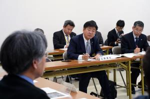意見に耳を傾ける市長