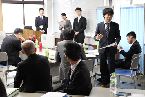報告会に向け、「縁パートナー」と長門市職員が意見交換を行う