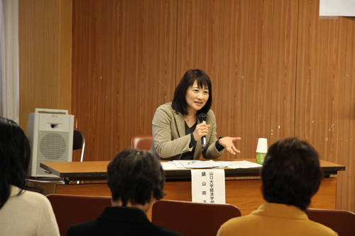 山口大学の鍋山教授が進行を務める