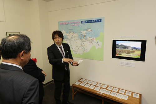 内部を説明する小林和弘みすゞ燦参SUN実行委員長