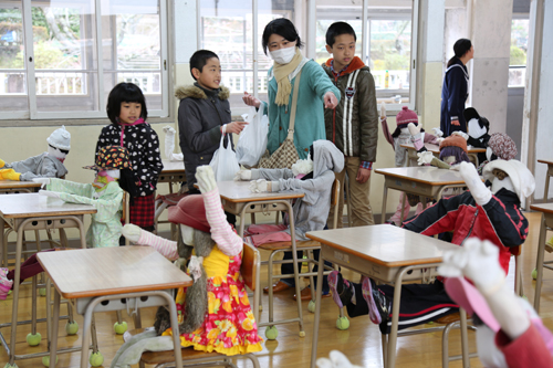 約100体の子どもかかしでつくられた「かかし学級」