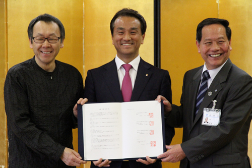 村岡知事立会いのもと、進出協定書に調印
