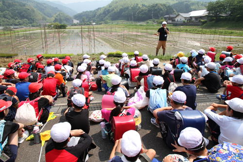 参加したのは明倫小学校の児童約100人