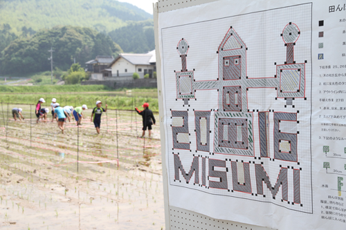 4年生は「MISUMI」、5年生は「2016」、6年生は香月のおもちゃを描く