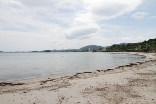 「只の浜海水浴場」は、長門市西深川の国道191号線沿いにある遠浅の海水浴場