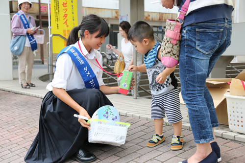 高校生ボランティアも募金活動に参加