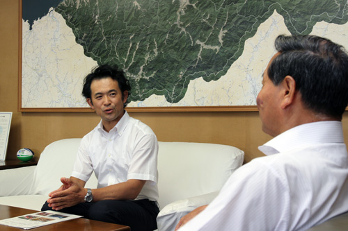 「俵山地区は移住者に寛容で子育てするなら俵山がベスト」と感想を話す小坂隊員
