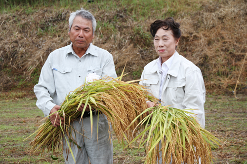 奉耕者の末永孝義さん（左）と妻の千代恵さん