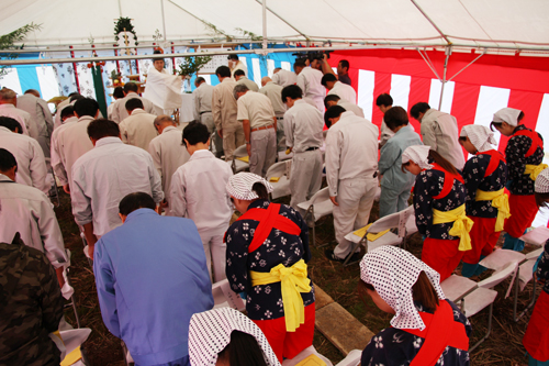 蔵小田八幡宮の高山宮司によって神事が執り行われる