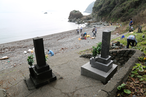 日露兵士の墓碑がある通地区の大越の浜で清掃活動
