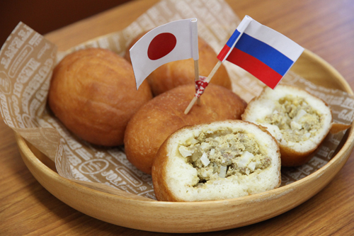 揚げられた生地の中に、塩・コショウで味付けされた牛肉・タマネギ・卵が入ったロシアの家庭料理
