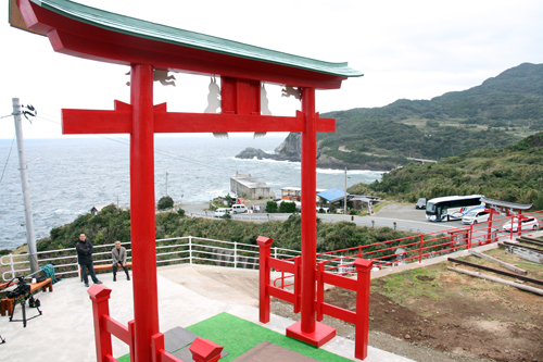 新しい鳥居の参道出口から見て左の高台に設置された