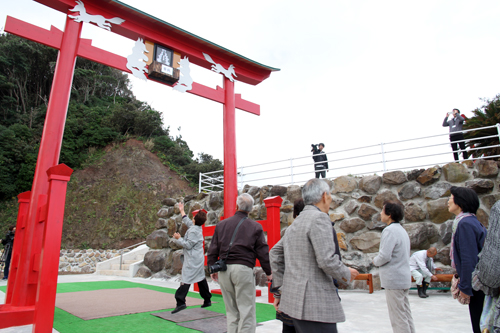 訪れた観光客が次々と賽銭の投げ入れに挑戦
