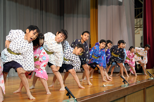 小学校1年生から3年生が歌舞伎に挑戦