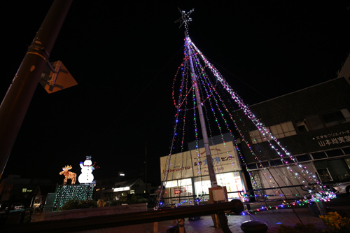 今年はクリスマスツリーに加え、新たに雪だるまとトナカイのモニュメントが追加された