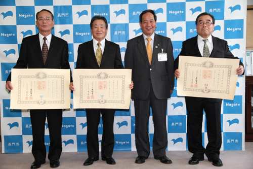（左から）神谷信好さん、末永信治さん、大西市長、南野勇治さん