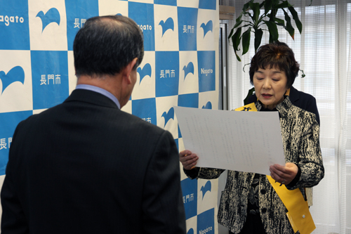 会長（知事）メッセージを読み上げる長門市交通安全母の会の大嶋会長