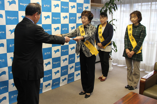 会長（知事）メッセージを大西市長に伝達