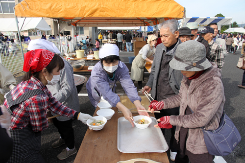 千畳鍋などバザーで会場も賑わう