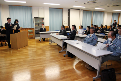 地元企業の代表を前にプレゼンテーション