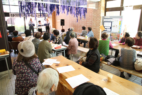 会場となった中央公民館ロビーには、利用者や地域住民など約40人が集う
