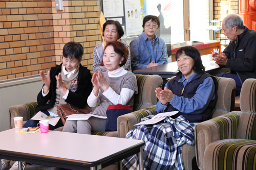 「きまぐれカフェ」も同時に開設され、来場者は温かい飲み物を味わいながら演奏を楽しんだ