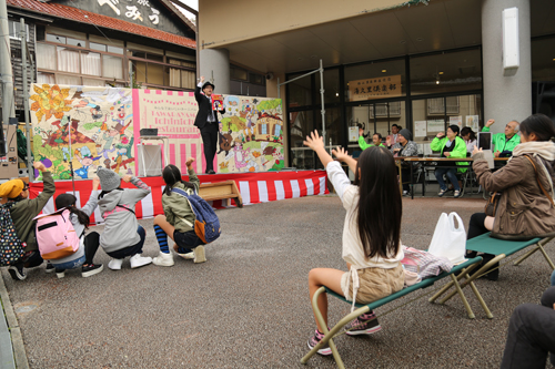 「白猿の湯」前に設けられたステージでは、大道芸のパフォーマンスが来場者の注目を集める