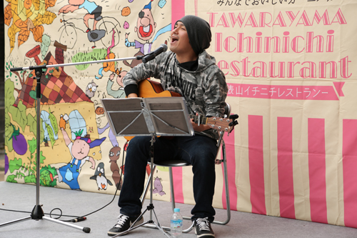 長門市出身のアマチュアミュージシャン、重村綾二さんのミニライブも開催