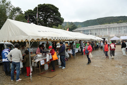 会場は油谷後畑の旧文洋小学校グラウンドと体育館
