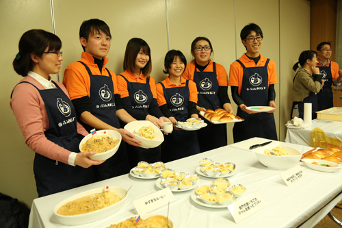長門市の産品を使ったロシア料理5種を披露する「チームNGT」のメンバー
