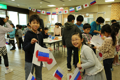 国旗と市旗は長門市中央公民館の1階ロビーに飾りつけられた