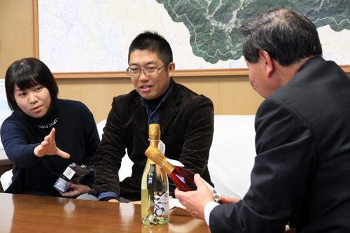 大西市長にワインの説明をする津田夫妻