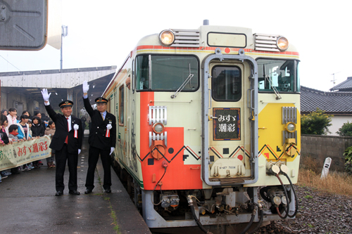 大西市長と佐藤長門市駅長が最後の出発合図