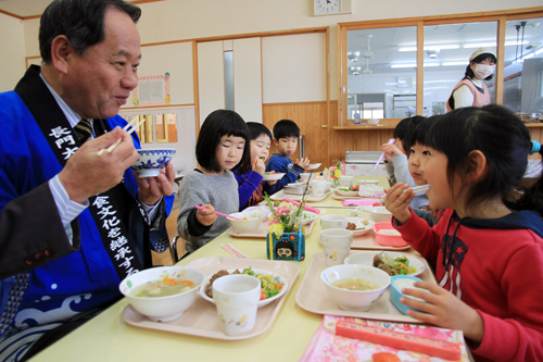 大西市長も子どもたちと一緒に給食を食べた