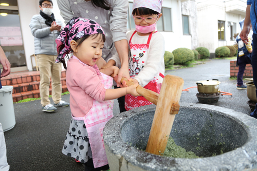 みんなで協力してもちつきに挑戦