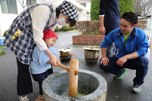 青年団員にコツを教わりながらついていく
