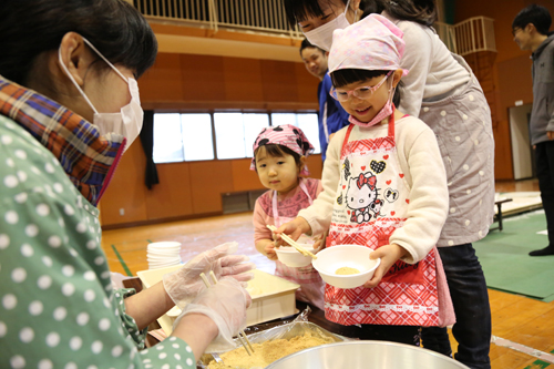 あんこやきなこ、ぜんざいや大根おろしなど、好きなトッピングでもちを試食