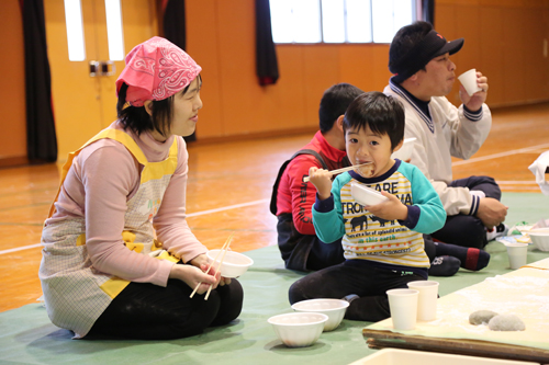 子どもたちからは「おいしいおもちがつけて楽しかった」といった感想が聞かれた