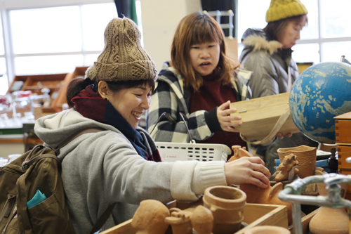 理科・社会の備品を手に取る来場者