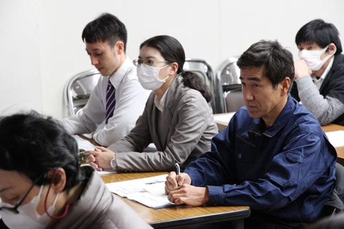 メモを取りながら説明を聴く参加者