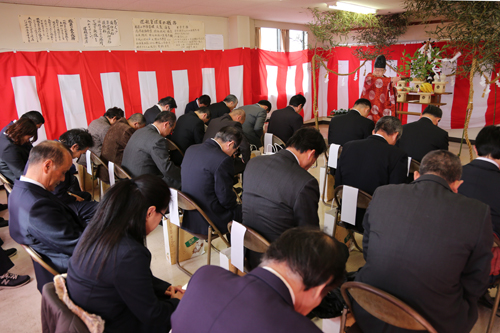 仙崎八坂神社の宮国宮司による神事には約30人が出席