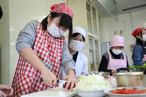 さつまいもは「てこの原理」で切るのがコツだと教わる