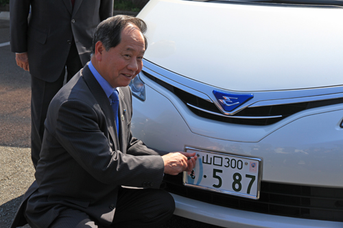 市長公用車のナンバープレートを市長自ら取り付け