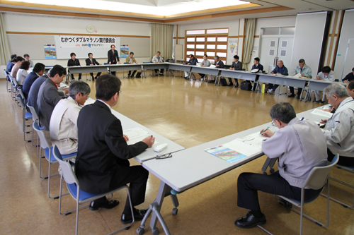 実行委員や関係者など約30人が出席