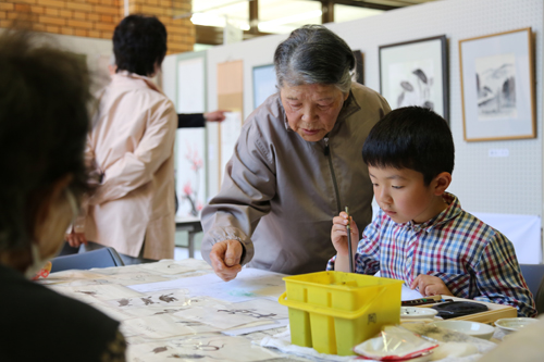 墨絵の展示会場では体験も楽しめる