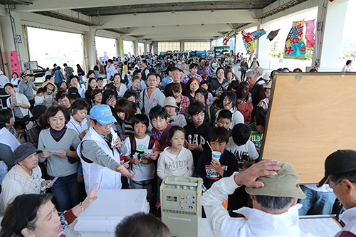 ビンゴ大会にも多くの来場者が参加
