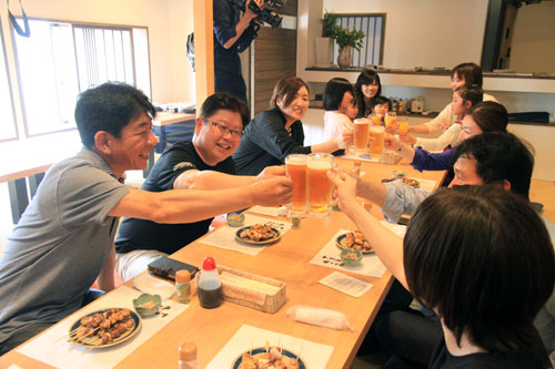 自分たちで焼いた焼き鳥を前に全員で乾杯