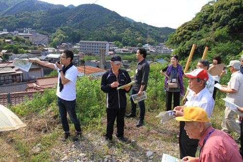 温泉街を一望できる駐車場予定地では、湯本らしさをどう表現するかが課題