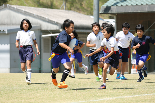 小学生の部、一般男子・女子の部に合計28チームが参加し、タグラグビーを楽しんだ