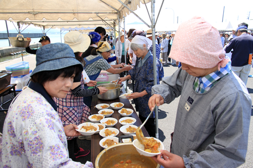 炊き出し訓練で調理したカレーが参加者にふるまわれた